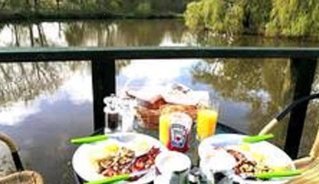 Snug & Secluded shepherds hut with balcony over lake.