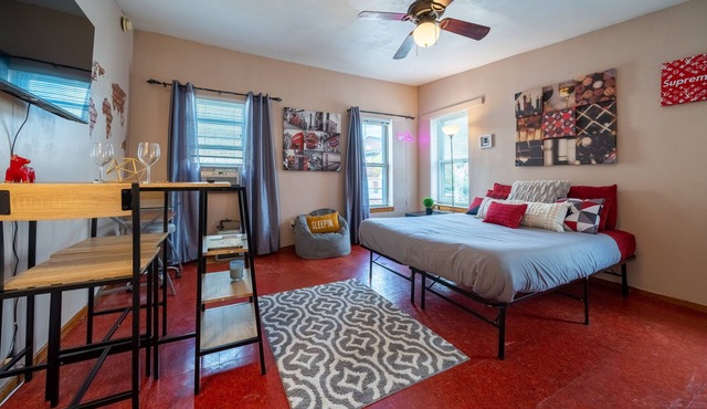 SNUG studio nestled in the heart of center city!
