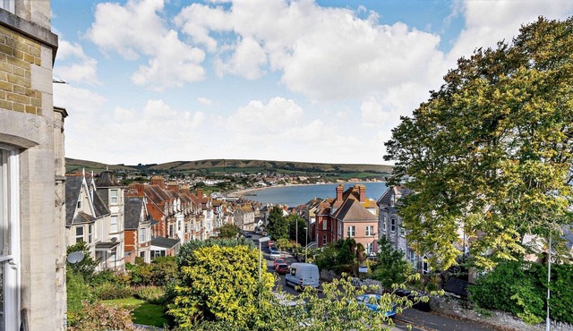 Snug Swanage Victorian Beach House Sleeps 9 with Breath-taking Views