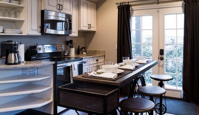 Snuggle Down Inn: 1BR In-Law Basement Suite