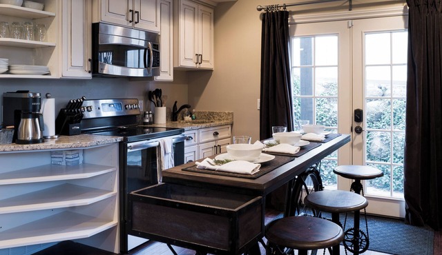 Snuggle Down Inn: 1BR In-Law Basement Suite