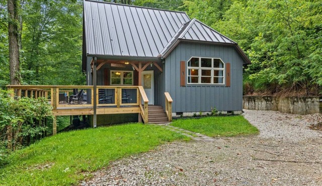 Snuggle Inn- Pet Friendly, Hot Tub, Private Hiking, WiFi