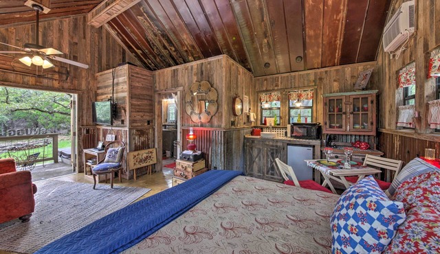 Snuggle Inn Wimberley Cabin w/Fire Pit + Deck