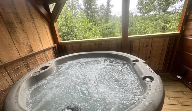 Snuggle Time -Hot Tub, Fireplace,Hiking,View,Near Asheville ,WiFi