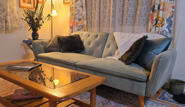 Snuggle Up In this Vintage Themed Cottage with Hot Tub Relax & Unwind