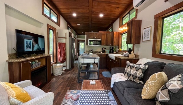 Snuggle Up-Swimming Pool & Clubhouse - Tiny House