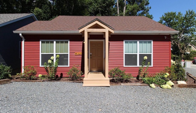 Snuggled Inn Modern, Creekside Cottage near the Heart of Bryson City!