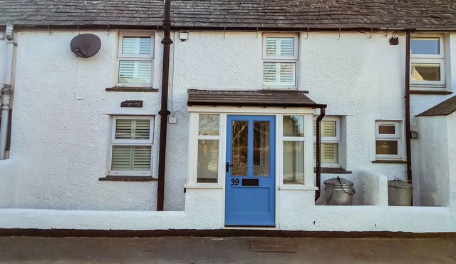 SNUGGLERS' COTTAGE, pet friendly, with open fire in Delabole