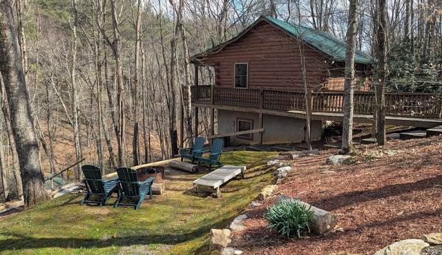 Snuggly WATERFRONT retreat awaits at Buck Creek Cabin near BR Parkway & I-77