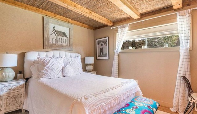 So. Capitol area quaint casita! Walk to Railyard & Plaza