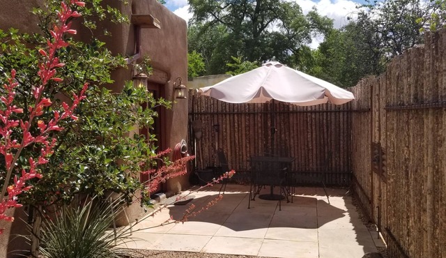 So Close! Perfect Southwest Casita 3 Blocks Plaza, 2 to O'Keeffe - Casita Ristra