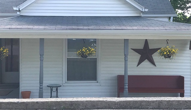 So close to Ark, Quick Drive to Creation, King Bed, Stunning back yard, & Cable