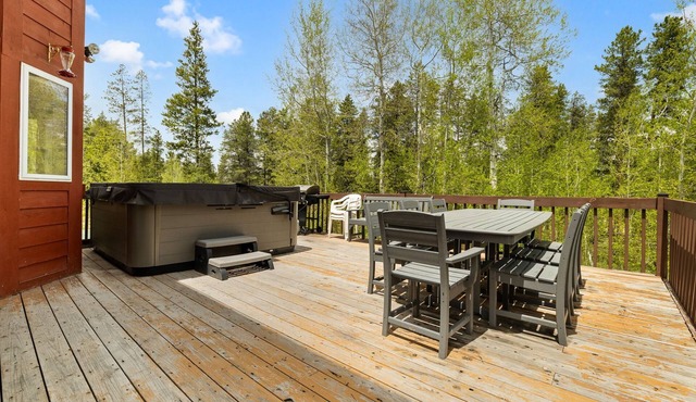 So Much Space! Great for Large Groups! 6BDRM, all King Beds, Hot Tub, Sauna.