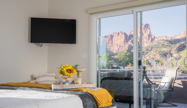 So Zion Painted Desert-4Bed, 3Bath, Hot Tub, Deck