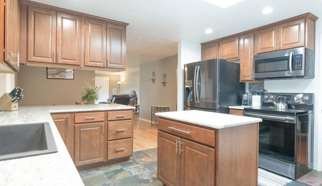 Soak n Hot-Tub EV Charger old mill 2 miles Spring has arrived