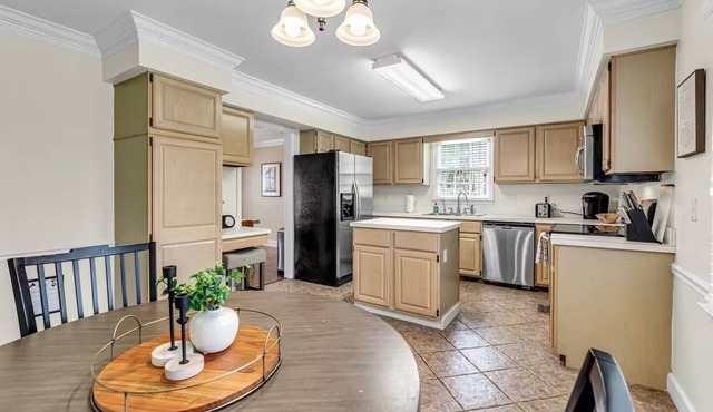 Soaking Tub Fenced Yard Pet-Friendly HD TVs