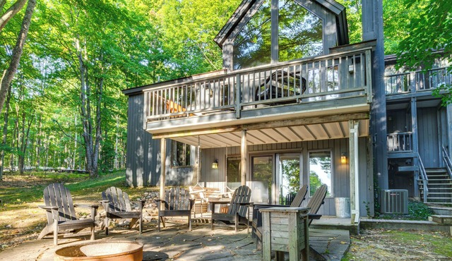 Soaking Tub & Fire Pit! Home Near Dtwn Suttons Bay
