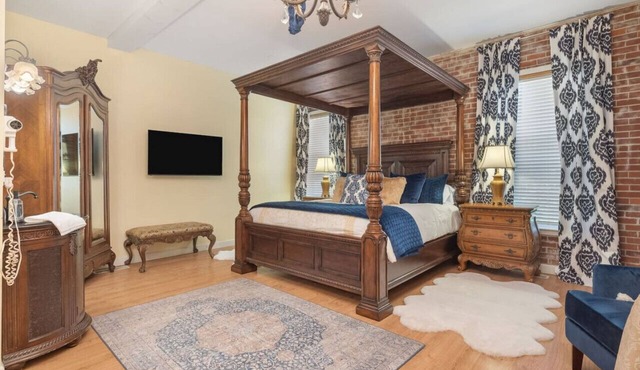 Soaking tub! King bed! Just relax! The Royal Crown.