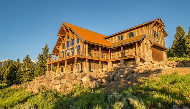 Soaring Eagle Lodge is Spacious with Stunning Views