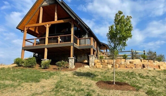 Soaring Hawk Lodge at Eagles Nest - pet run, big views, two suites