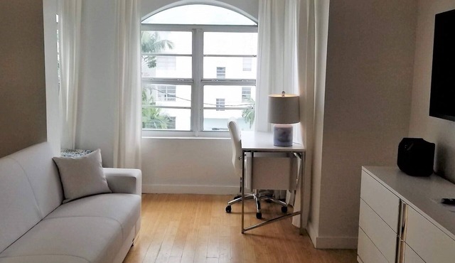 SOBE CORNER ONE BEDROOM APARTMENT-EXCELLENT LOCATION