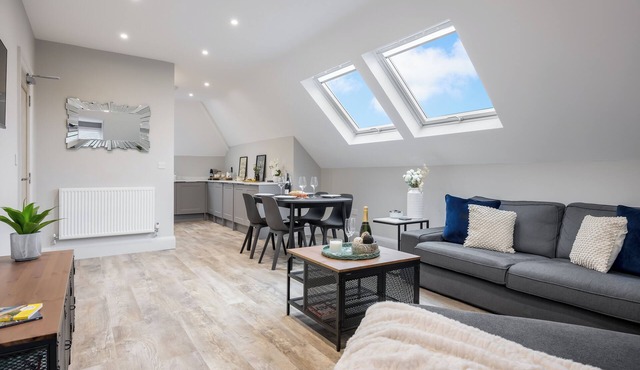 SOBO Loft – Sleek Southbourne 2-Bed Near to Beach