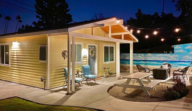 SoCal Daze, a Cozy Bungalow + Parking, Patio, BBQ