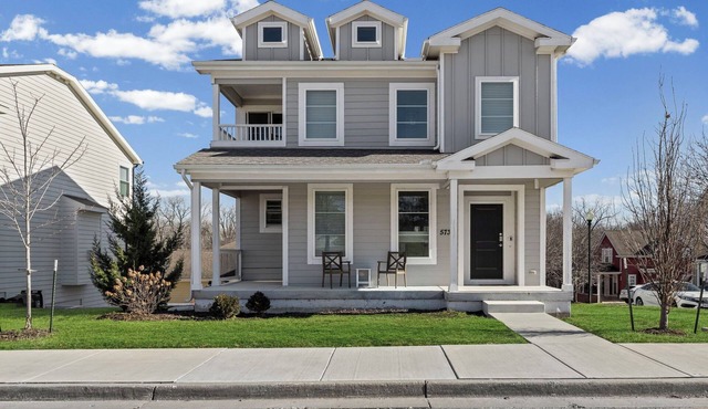 Soccer Matchday Home w/Workspace & Fireplace 3 BR and 2.5 bathroom WiFi Ready