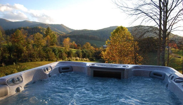 Social Distance here with family! VIEWS, PRIVACY, DOG FRIENDLY, EASY ACCESS!