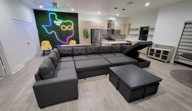 Social House w/Rooftop Deck, King Bed & 2-car garage parking!