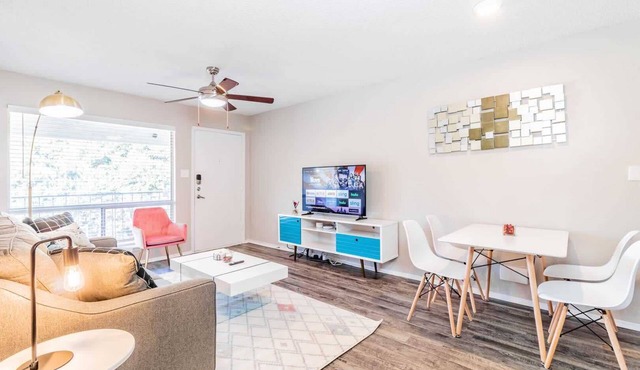 SoCo 1BR suite, king bed, close to Downtown w pool