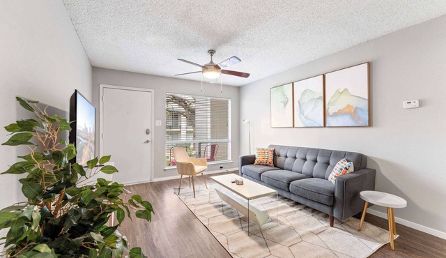 SoCo 2BR corner suite, king bed, fast WiFi w/pool