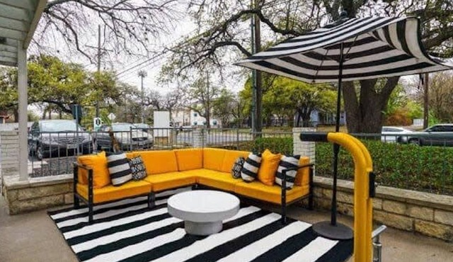 Soco 2BR Corner Suite w Pool King bed Fast Wifi