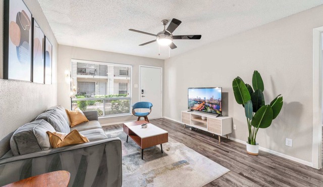 SoCo 2BR cozy suite, king bed, fast WiFi w/pool