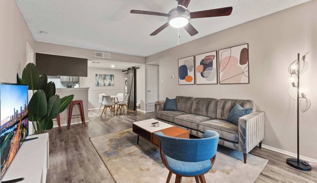 SoCo 2BR warm suite, king bed, fast WiFi w/pool