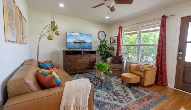 SoCo 3BR Greenery Beauty with Free Parking❤️ Spacious Yard, Minutes to Downtown
