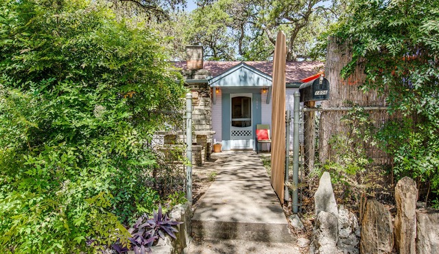 Soco Bungalow off South Congress - Location! Trees and Quiet Comfy for 1-3