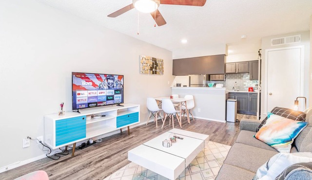 SoCo chic 1BR w/pool, king bed, close to DT