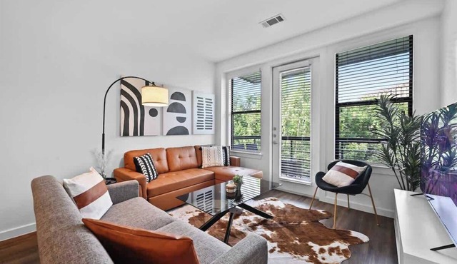 SoCo Gem | Pool, Gym, Rooftop, Parking, Walk to DT