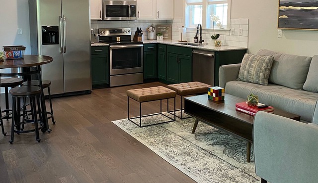 SoFay Cottage on College - Walkable to U of A and Downtown Square.