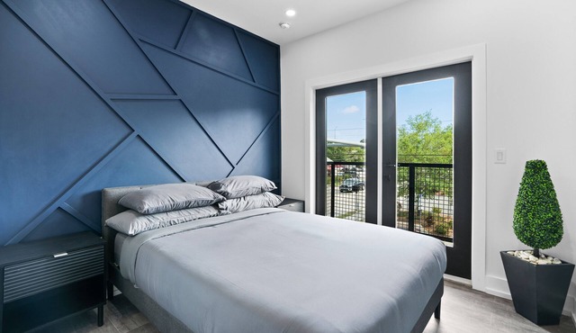 SoHo/Hyde Park Luxury 1 BR Aptn