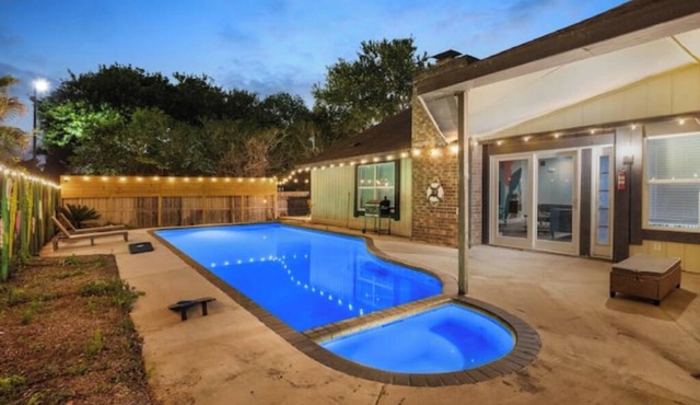 SoHo Retreat-5BRS home-Pool Patio Deck-Houston