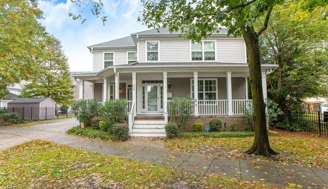Sojourn Beautiful Family Home with Backyard in Ghent