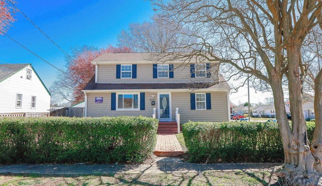 Sojourn Spacious Family Retreat with Fenced Backyard