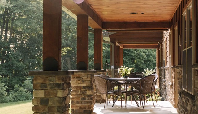 Sojourner's Lodge & Log Cabin Suites