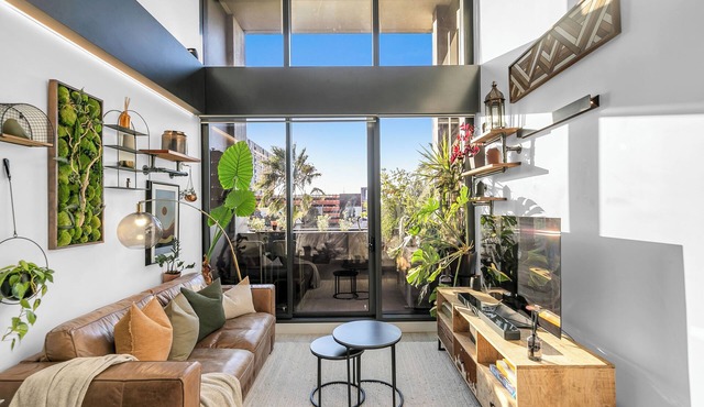 Sol Docklands | Large 3BR Loft, Infinity Pool, Gym, Free Parking & Free Trams