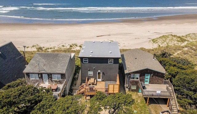 Sol Luna-Beachfront, hot tub, VIEWS, dog OK