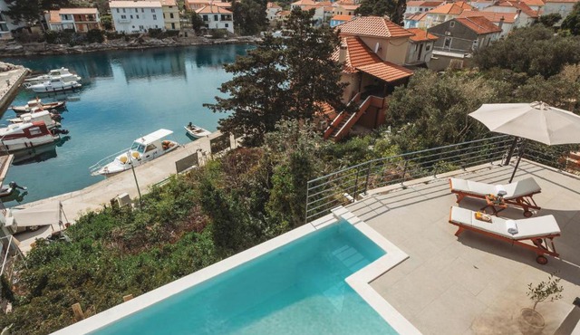 SOL luxury residence near the beach with shared heated pool