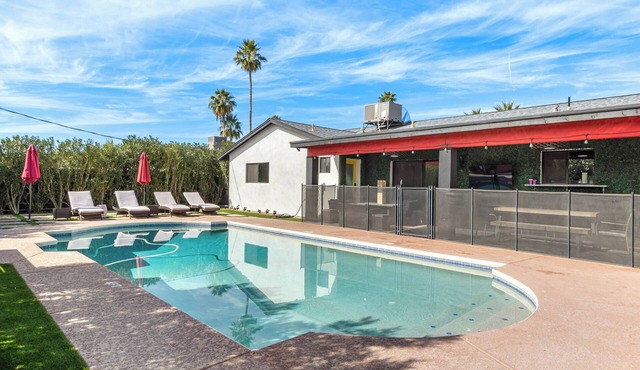 Sol Paradise Villa - Private Backyard with Pool, Loungers, BBQ, and Games in Scottsdale