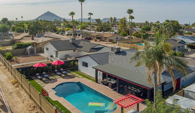 Sol Paradise Villa with Pool - 4B/2B House with private backyard - sleeps 10